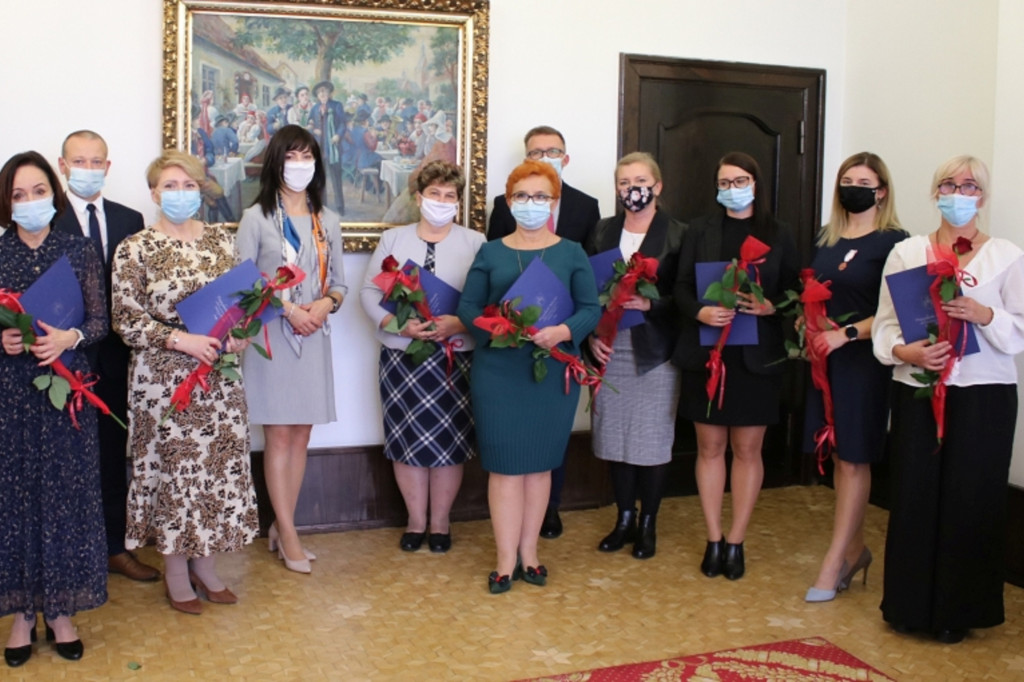 Nagrody dla dyrektorów i nauczycieli