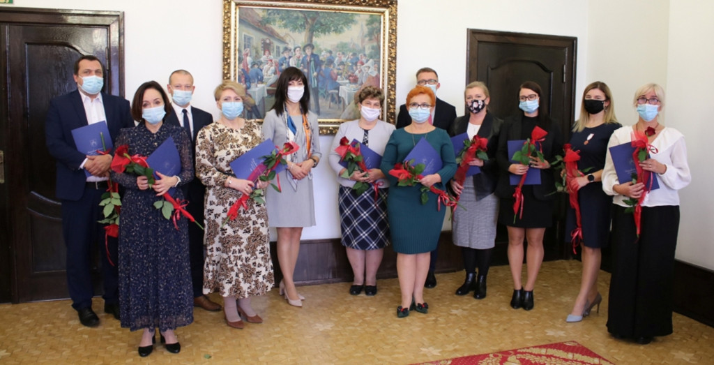 Nagrody dla dyrektorów i nauczycieli