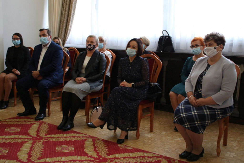 Nagrody dla dyrektorów i nauczycieli