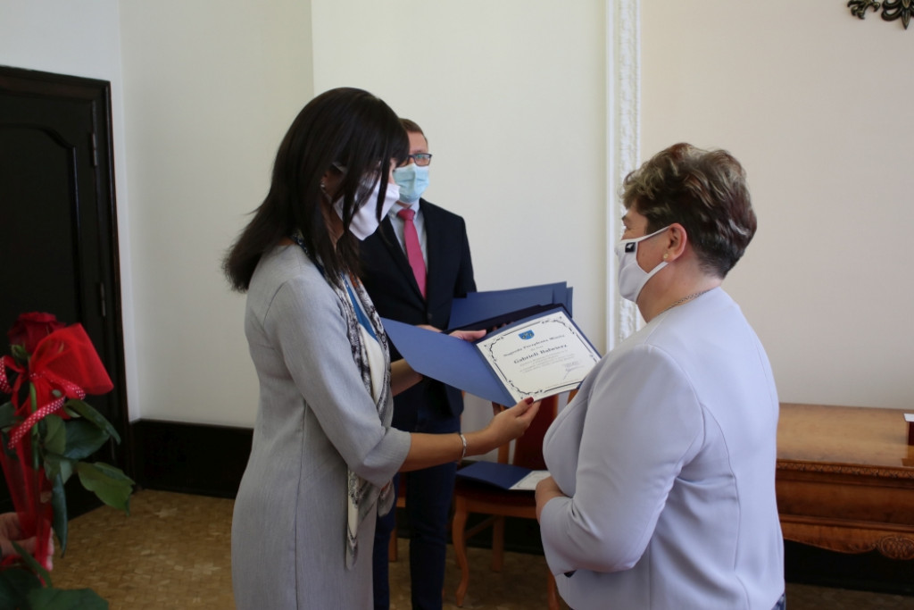 Nagrody dla dyrektorów i nauczycieli