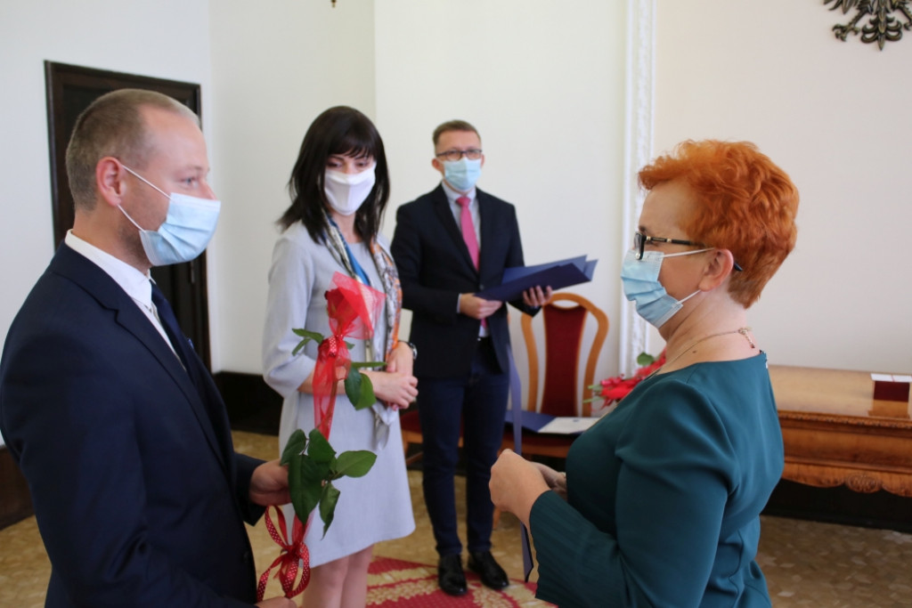 Nagrody dla dyrektorów i nauczycieli