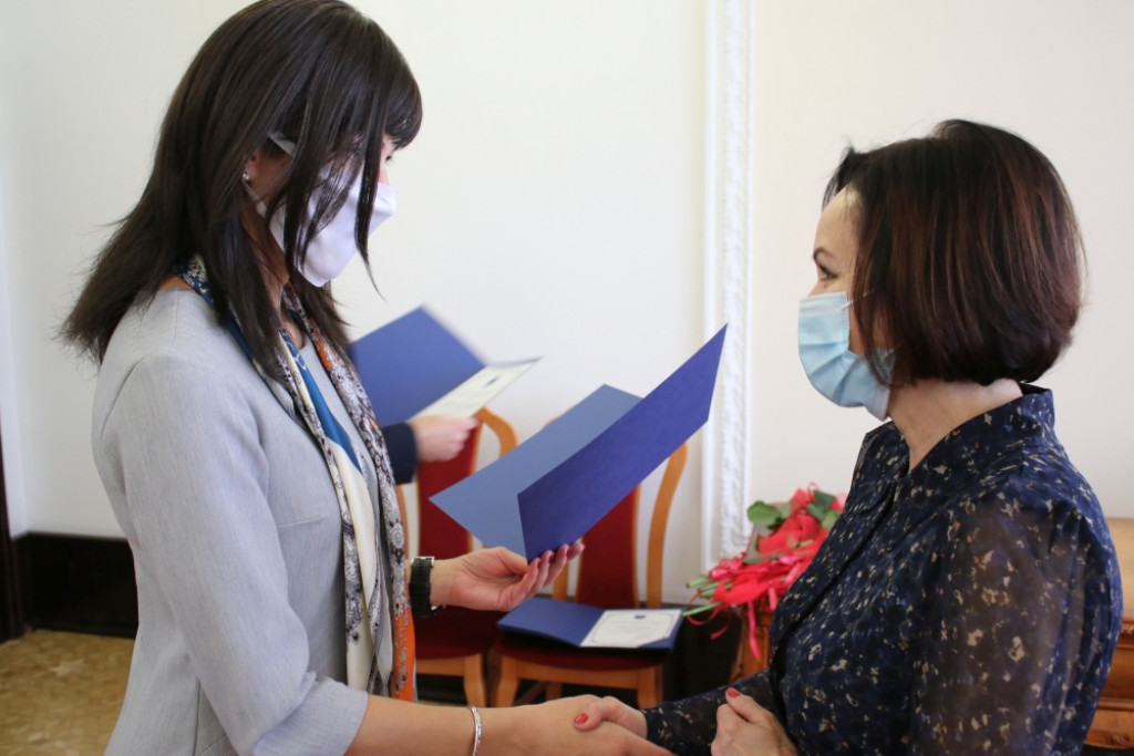 Nagrody dla dyrektorów i nauczycieli