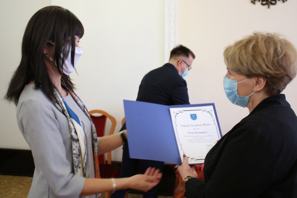 Nagrody dla dyrektorów i nauczycieli