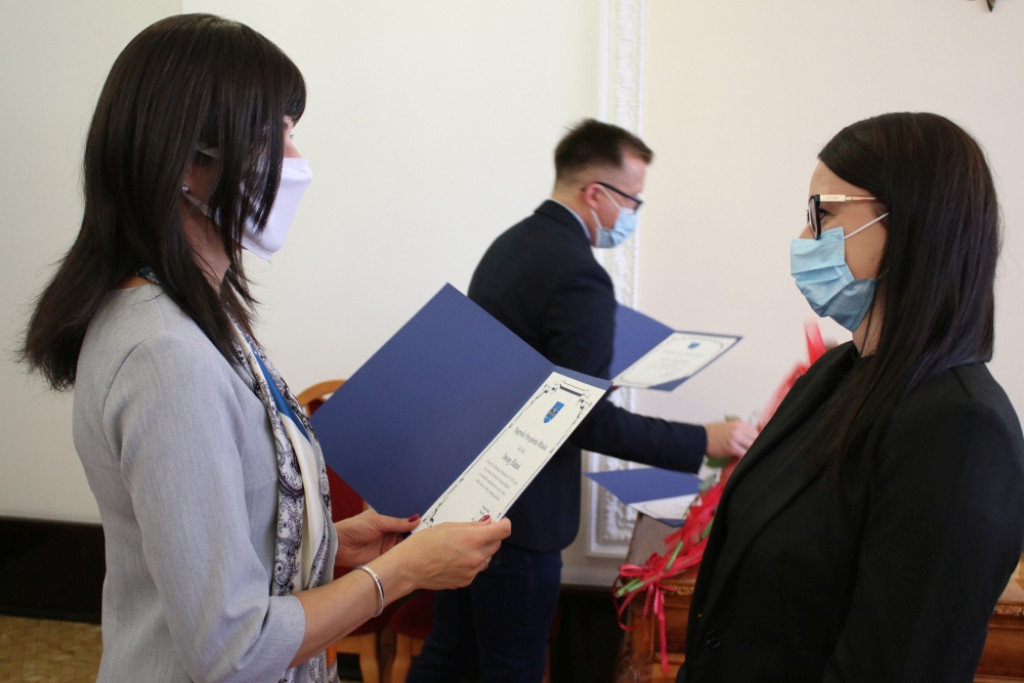 Nagrody dla dyrektorów i nauczycieli