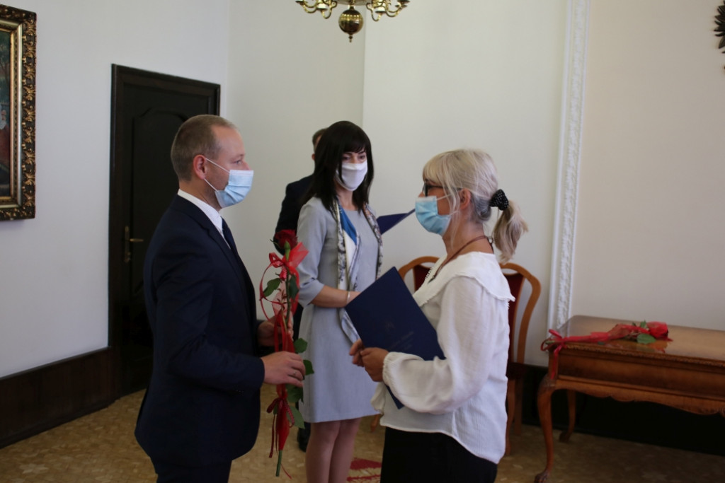 Nagrody dla dyrektorów i nauczycieli