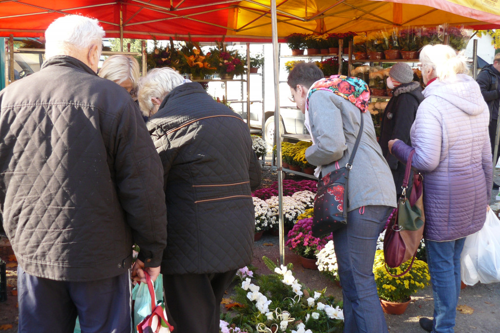 Tarnowskie Góry, targowisko. Po ile znicze?