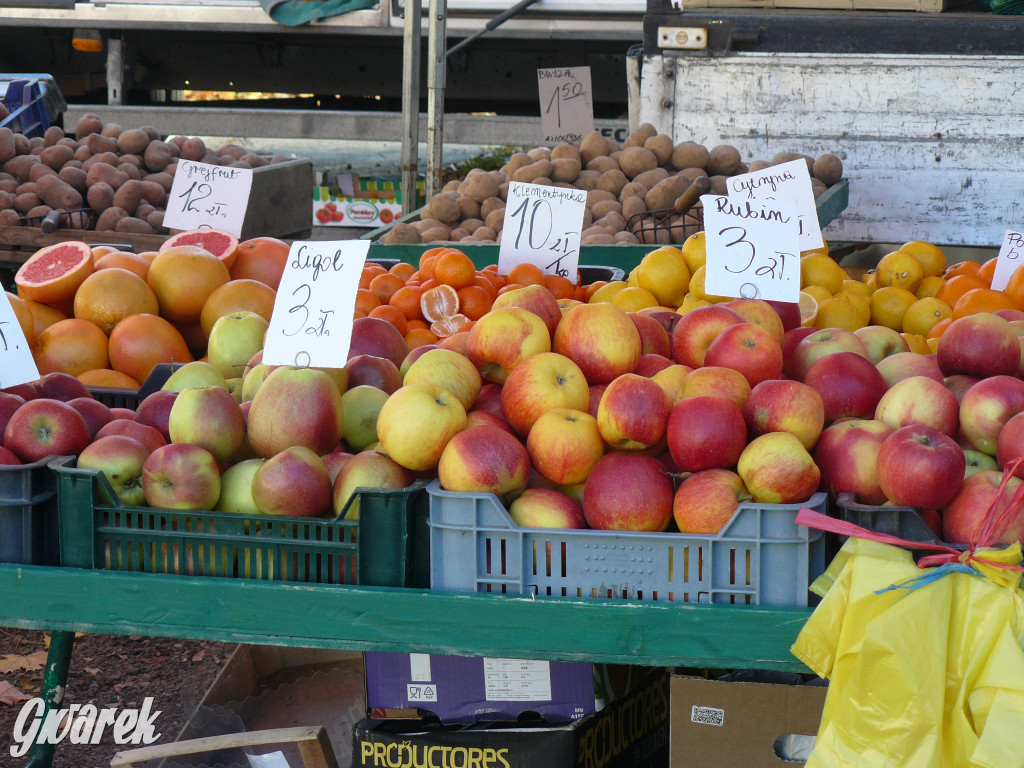 Tarnowskie Góry, targowisko. Po ile znicze?
