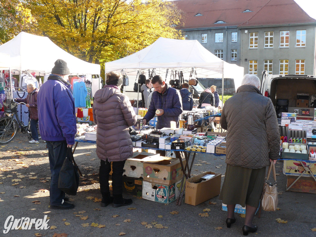 Tarnowskie Góry, targowisko. Po ile znicze?