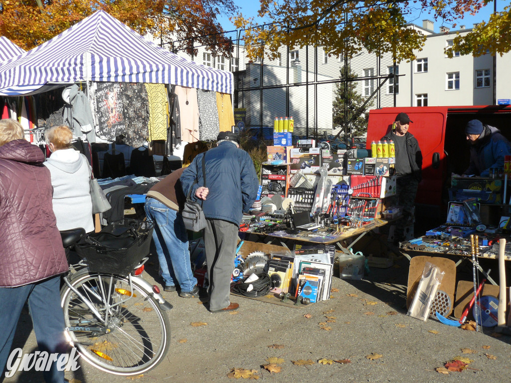 Tarnowskie Góry, targowisko. Po ile znicze?