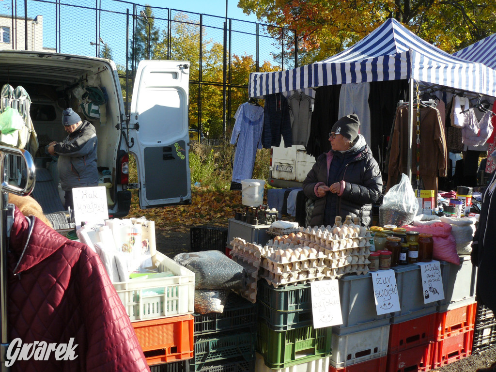 Tarnowskie Góry, targowisko. Po ile znicze?