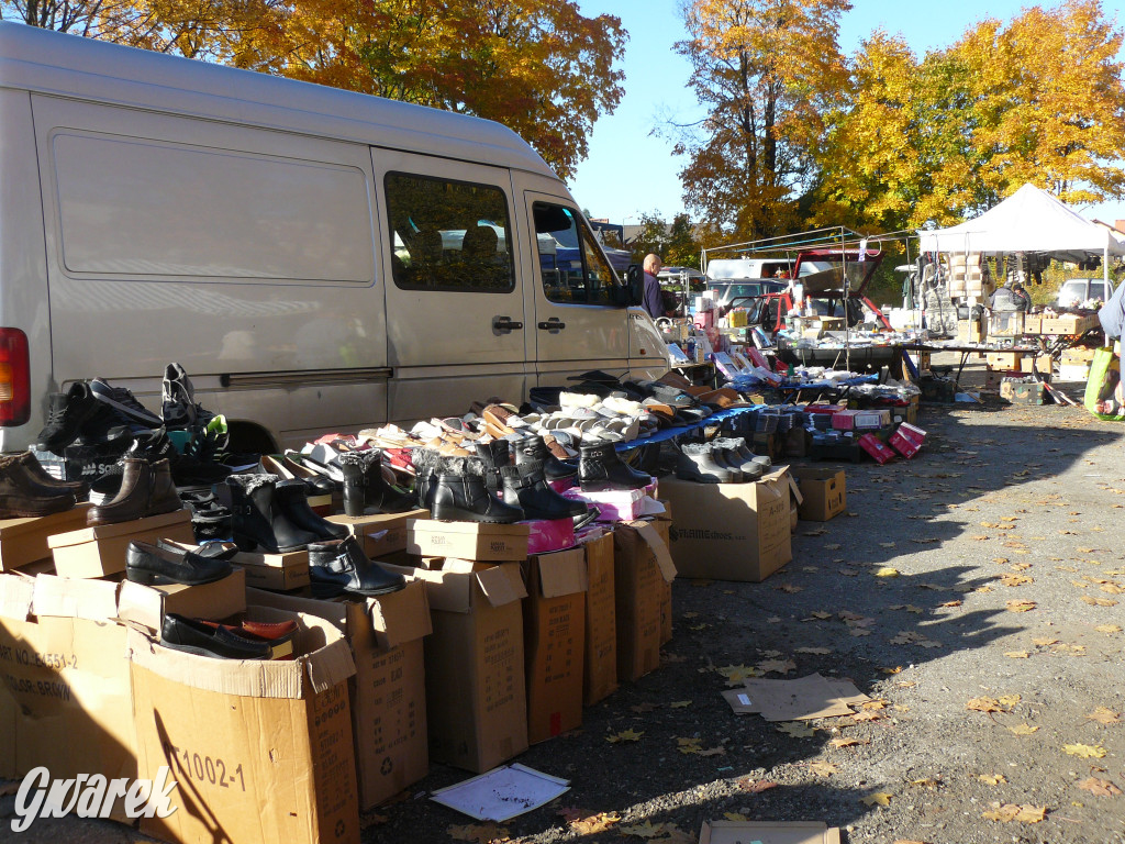 Tarnowskie Góry, targowisko. Po ile znicze?