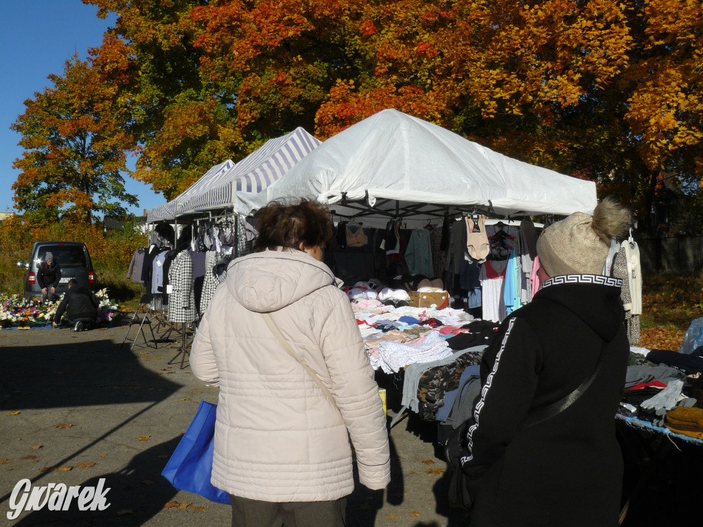 Tarnowskie Góry, targowisko. Po ile znicze?