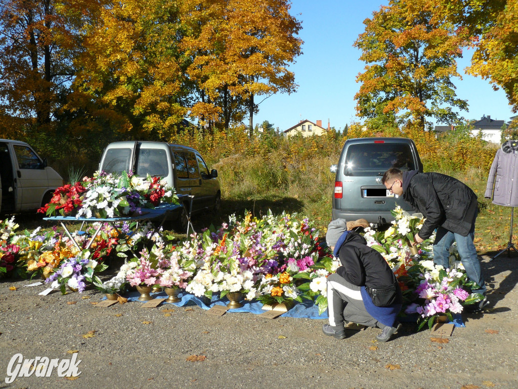 Tarnowskie Góry, targowisko. Po ile znicze?