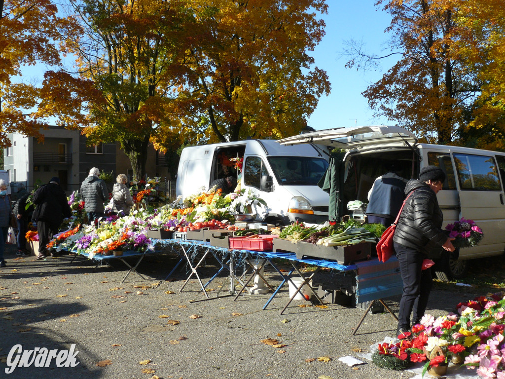 Tarnowskie Góry, targowisko. Po ile znicze?