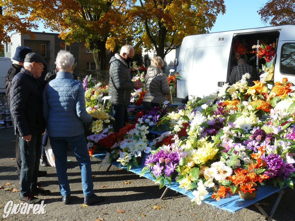 Tarnowskie Góry, targowisko. Po ile znicze?