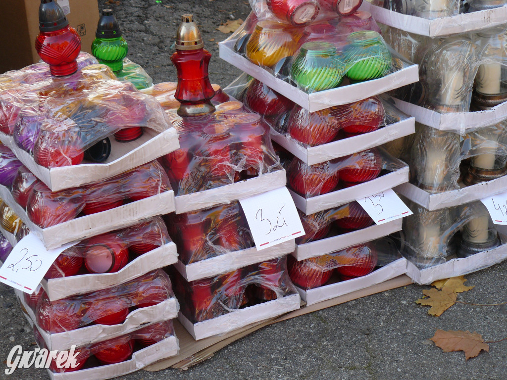 Tarnowskie Góry, targowisko. Po ile znicze?