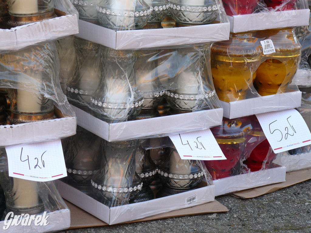 Tarnowskie Góry, targowisko. Po ile znicze?