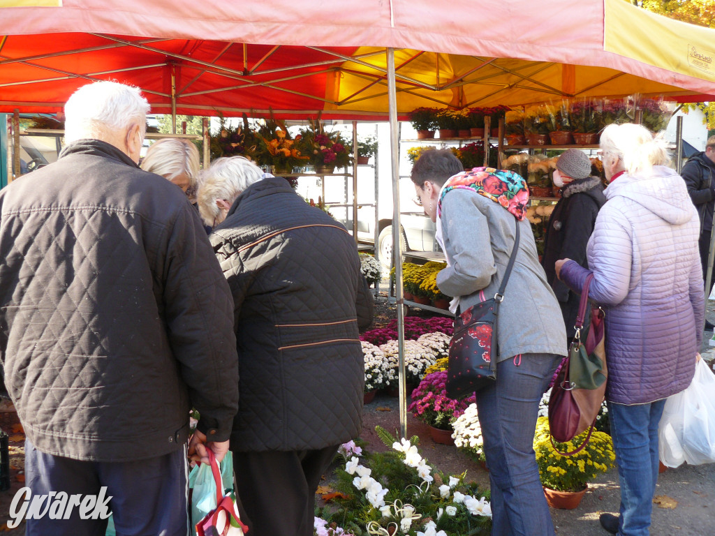 Tarnowskie Góry, targowisko. Po ile znicze?