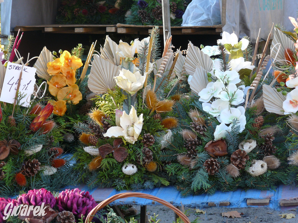 Tarnowskie Góry, targowisko. Po ile znicze?