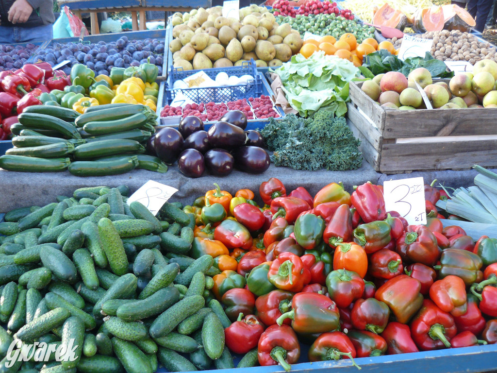 Tarnowskie Góry, targowisko. Po ile znicze?