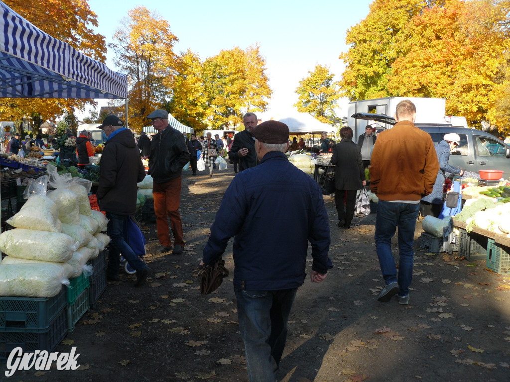 Tarnowskie Góry, targowisko. Po ile znicze?