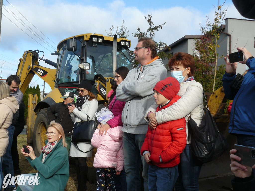 Osada Jana. Sadzenie drzew na skwerze przy Fiołków