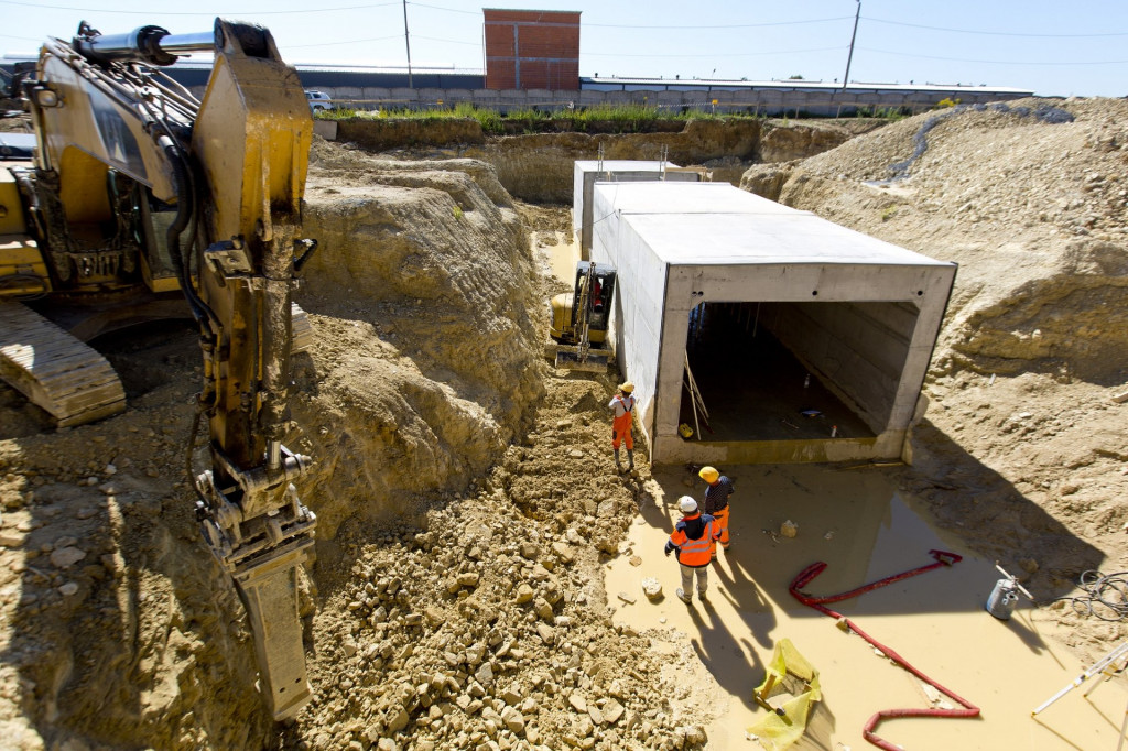 Kolej do Pyrzowic. Budowa wiaduktu i przejścia podziemnego