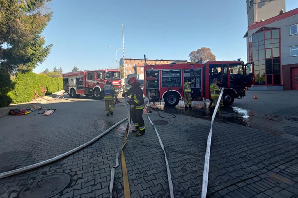 Ewakuowali go z parapetu. Ćwiczenia strażaków