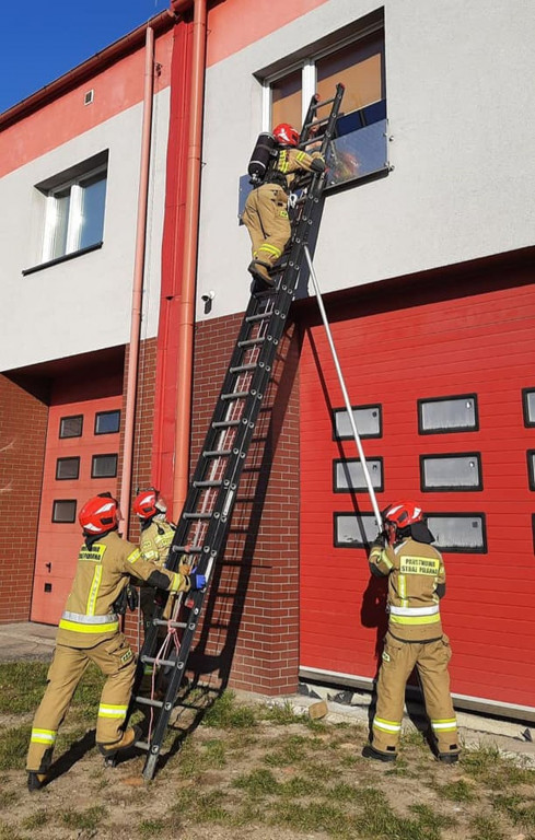 Ewakuowali go z parapetu. Ćwiczenia strażaków