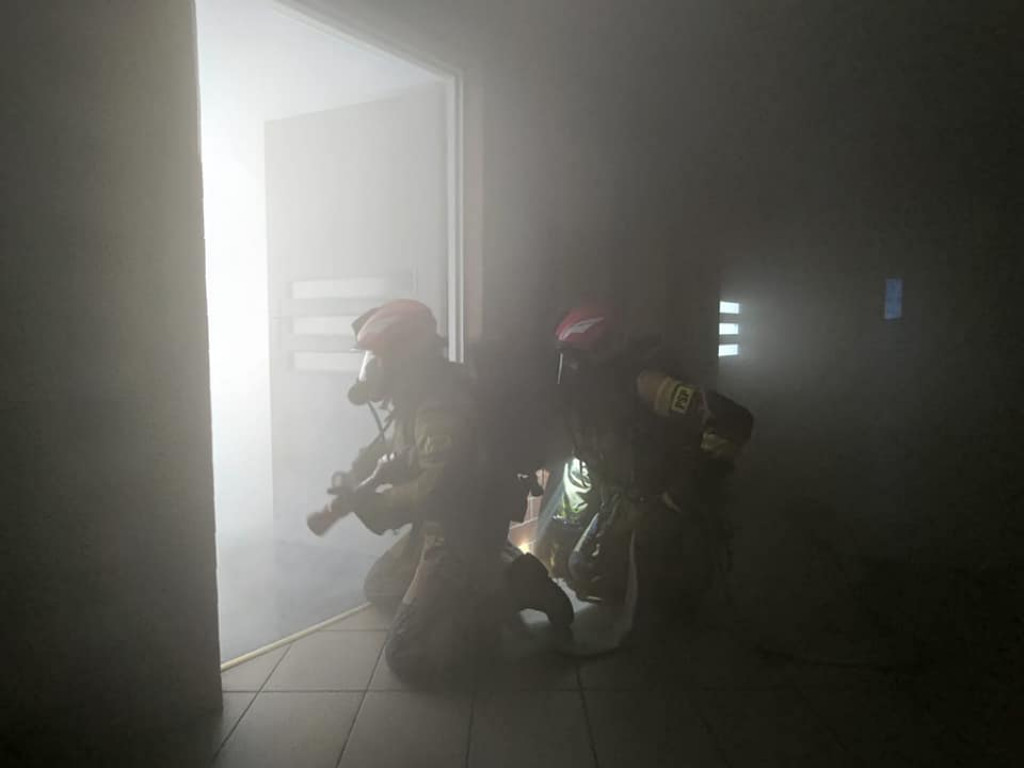 Ewakuowali go z parapetu. Ćwiczenia strażaków