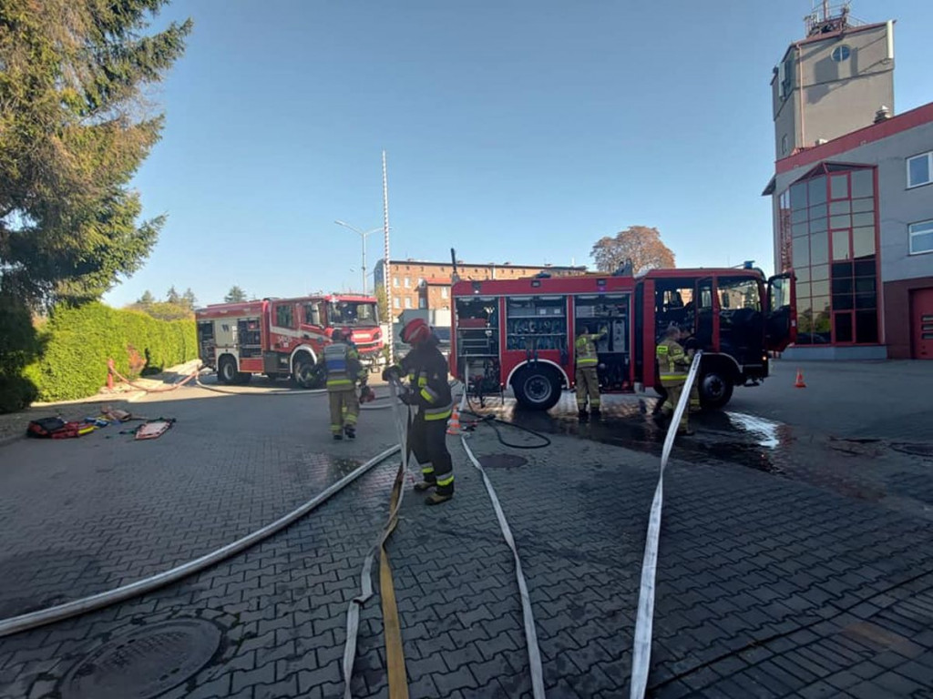 Ewakuowali go z parapetu. Ćwiczenia strażaków