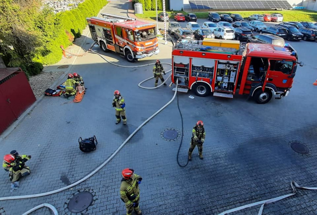 Ewakuowali go z parapetu. Ćwiczenia strażaków