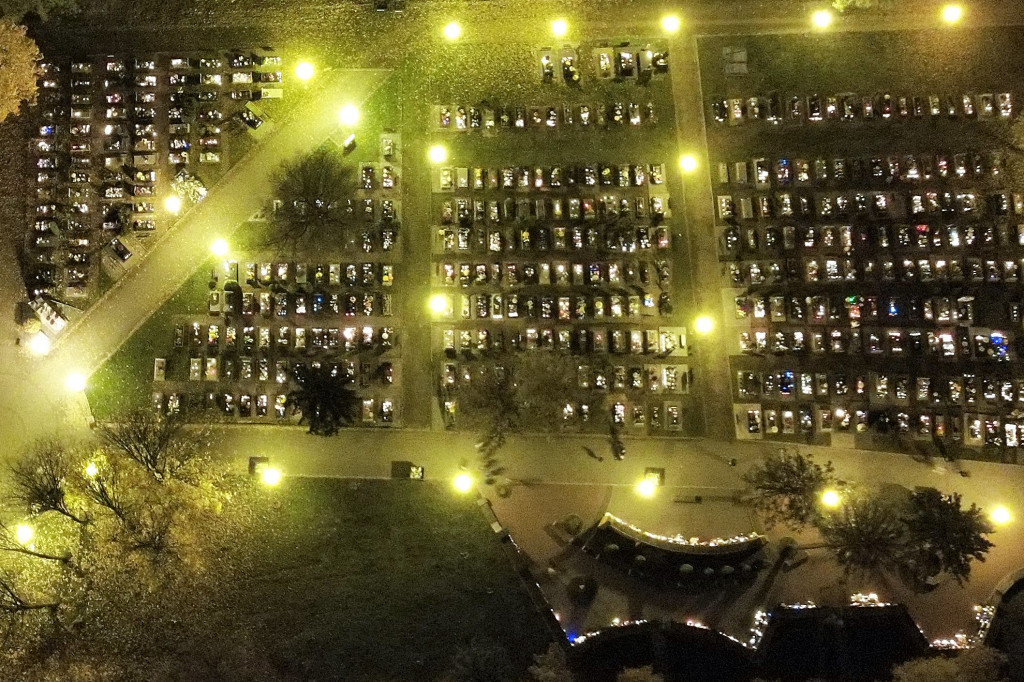 Tarnowskie Góry. Cmentarze w świątecznej poświacie