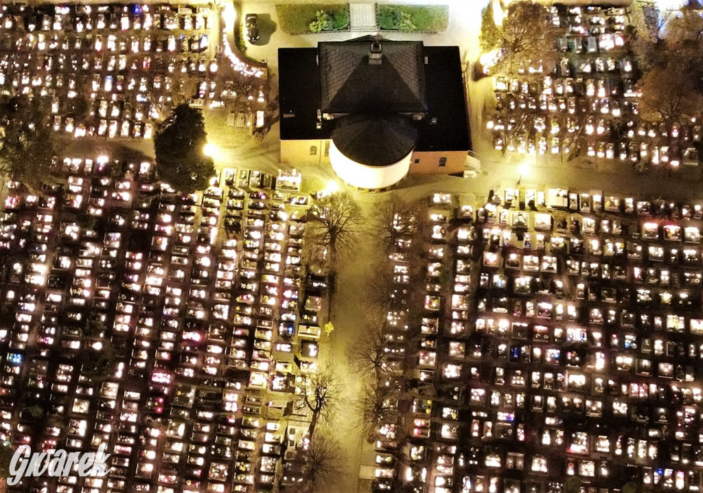 Tarnowskie Góry. Cmentarze w świątecznej poświacie