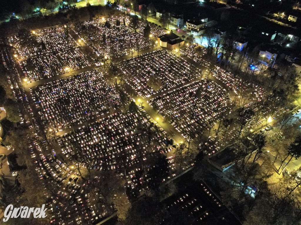 Tarnowskie Góry. Cmentarze w świątecznej poświacie