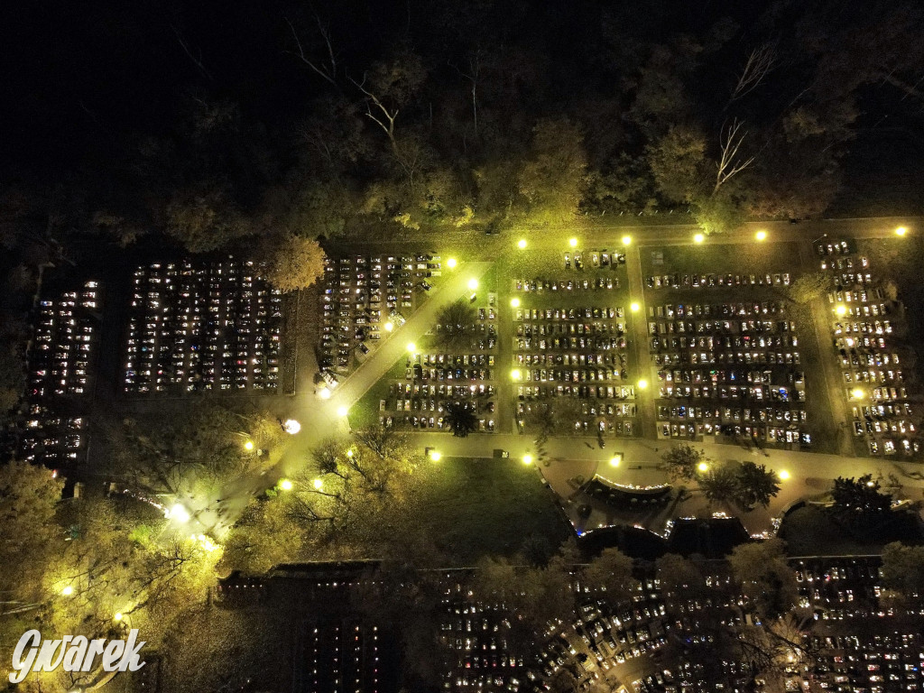 Tarnowskie Góry. Cmentarze w świątecznej poświacie