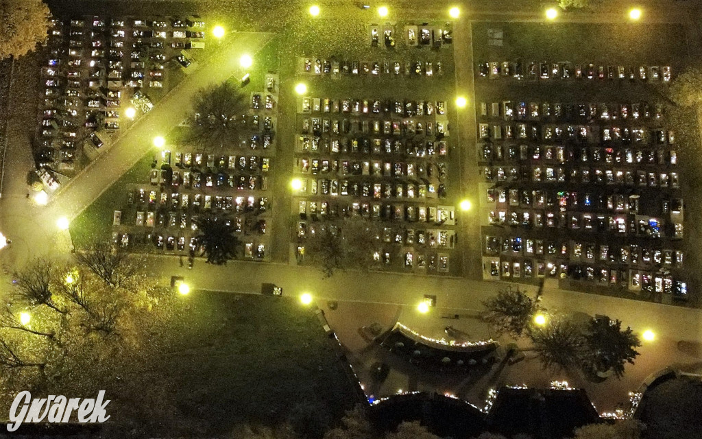 Tarnowskie Góry. Cmentarze w świątecznej poświacie