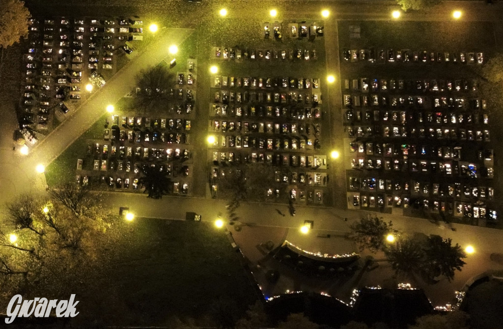 Tarnowskie Góry. Cmentarze w świątecznej poświacie