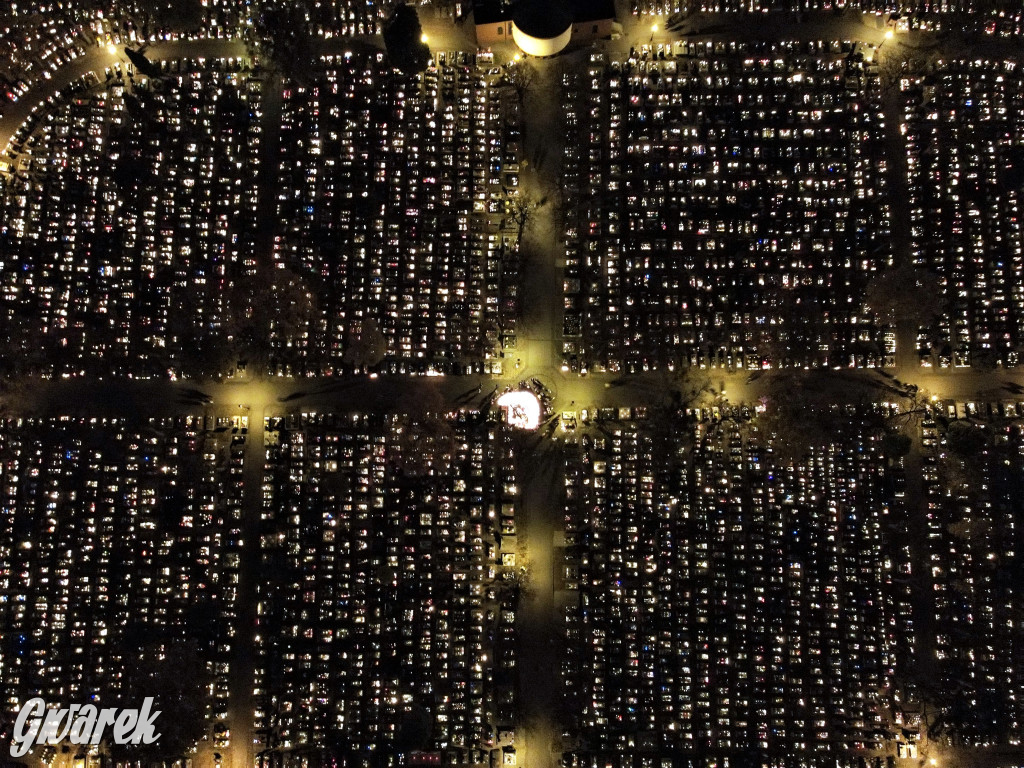 Tarnowskie Góry. Cmentarze w świątecznej poświacie