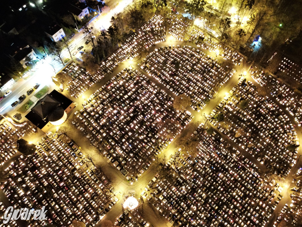 Tarnowskie Góry. Cmentarze w świątecznej poświacie