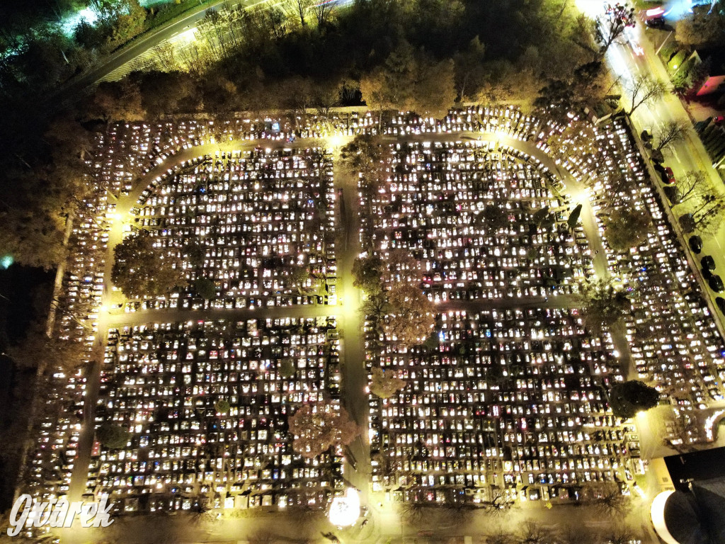 Tarnowskie Góry. Cmentarze w świątecznej poświacie
