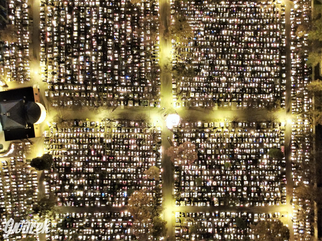 Tarnowskie Góry. Cmentarze w świątecznej poświacie