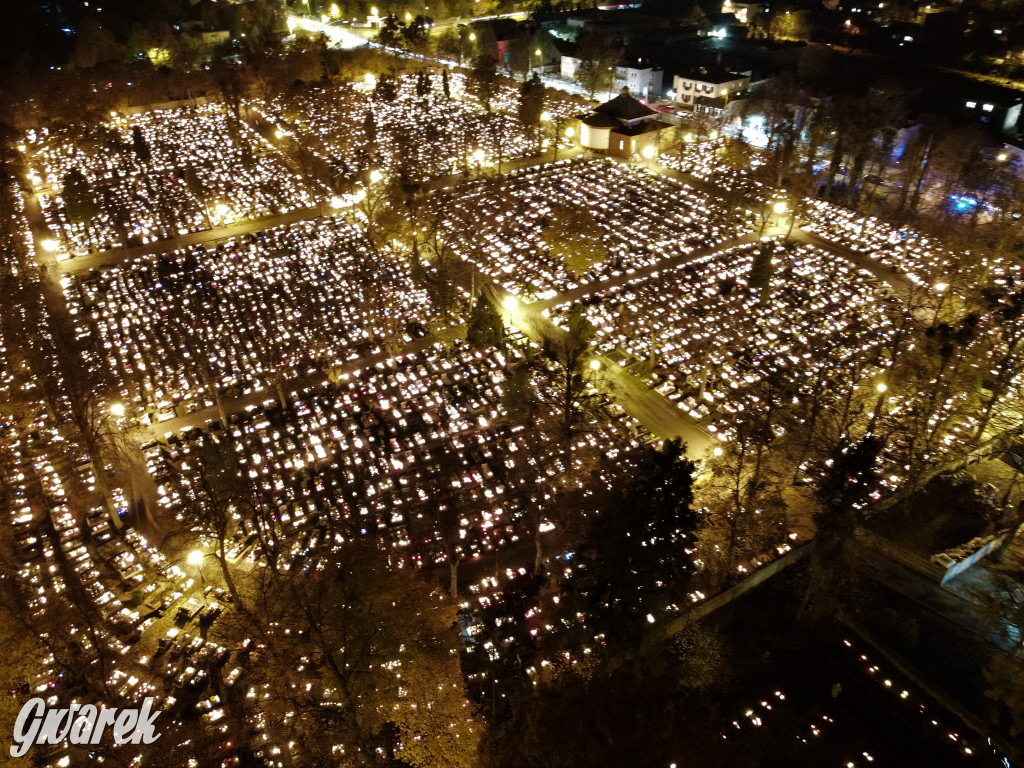 Tarnowskie Góry. Cmentarze w świątecznej poświacie