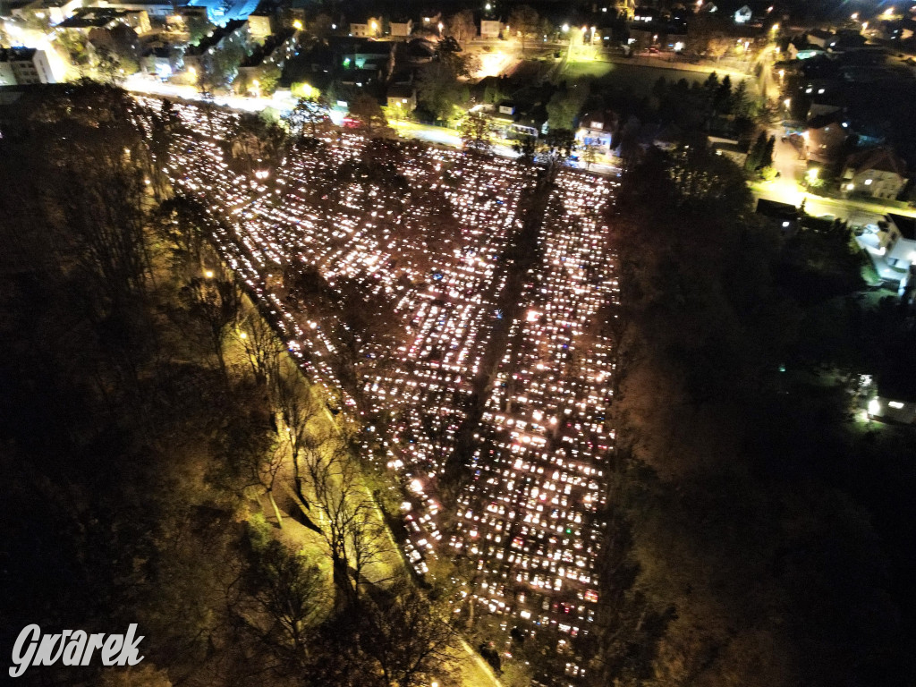 Tarnowskie Góry. Cmentarze w świątecznej poświacie