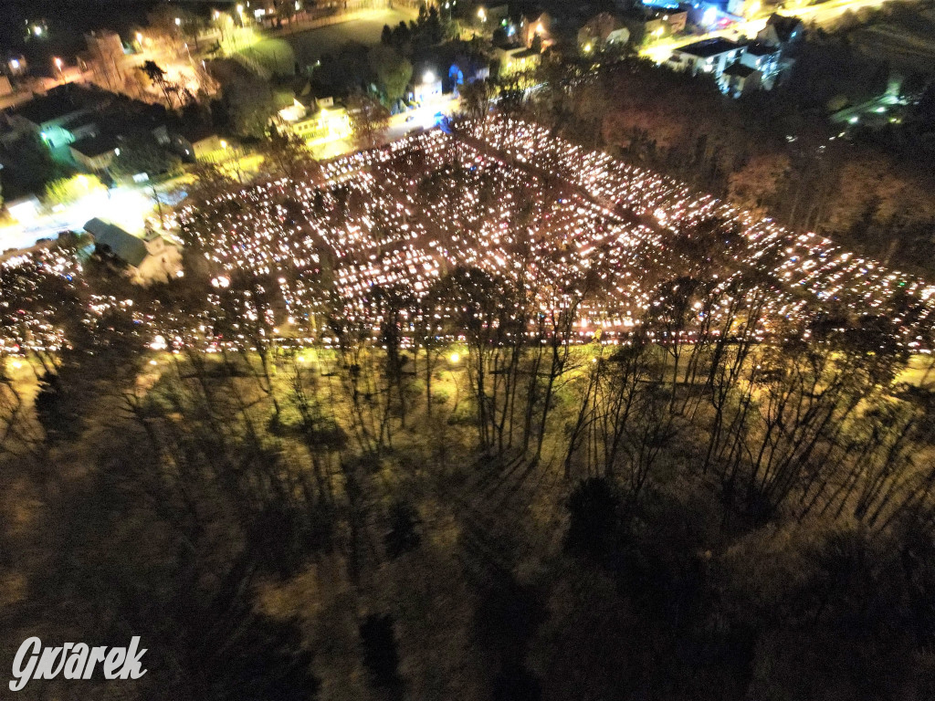 Tarnowskie Góry. Cmentarze w świątecznej poświacie