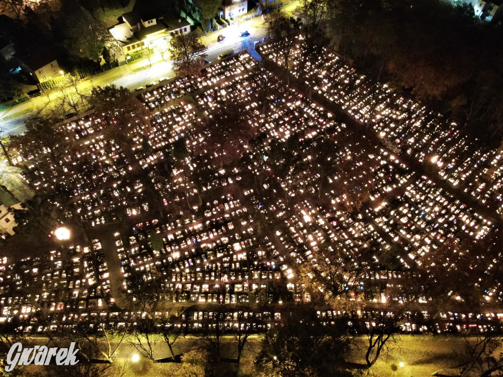 Tarnowskie Góry. Cmentarze w świątecznej poświacie