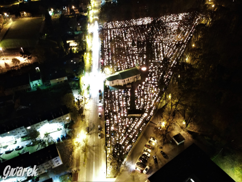 Tarnowskie Góry. Cmentarze w świątecznej poświacie
