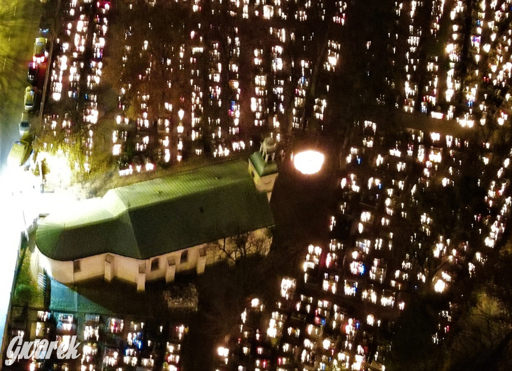Tarnowskie Góry. Cmentarze w świątecznej poświacie
