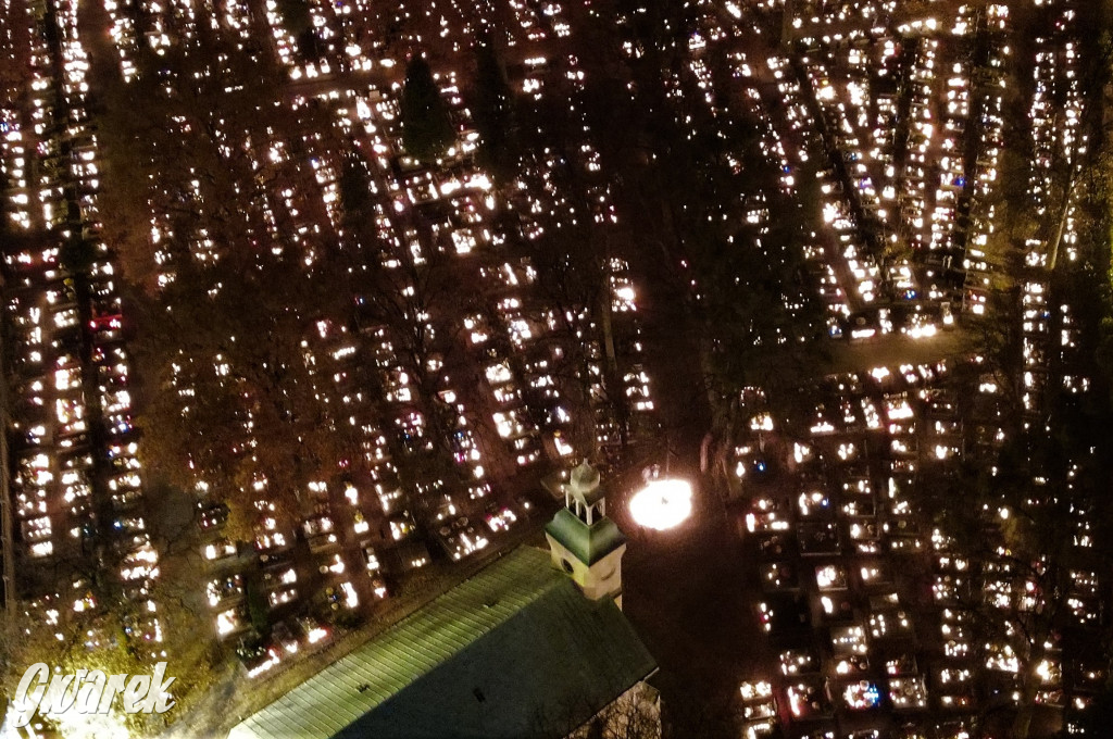 Tarnowskie Góry. Cmentarze w świątecznej poświacie