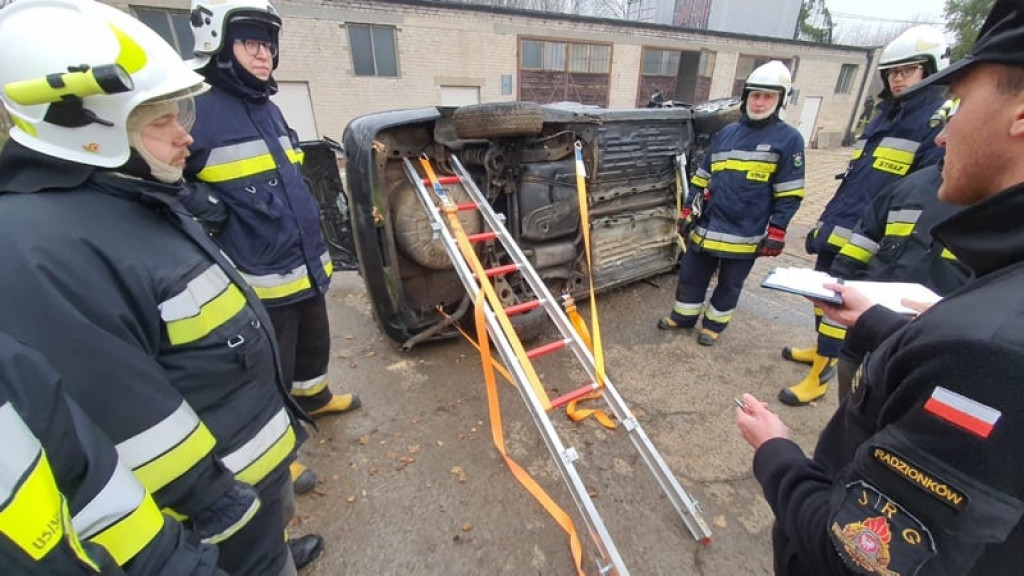 40 ochotników w komorze dymowej